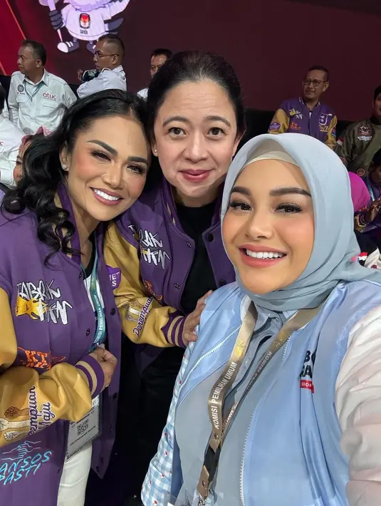 Hal ini terlihat dalam sebuah postingan foto yang diunggah di akun Instagram Kris Dayanti dan Aurel Hermansyah, pada Minggu 4 Februari 2024.  [@aurelie.hermansyah/@krisdayantilemos]