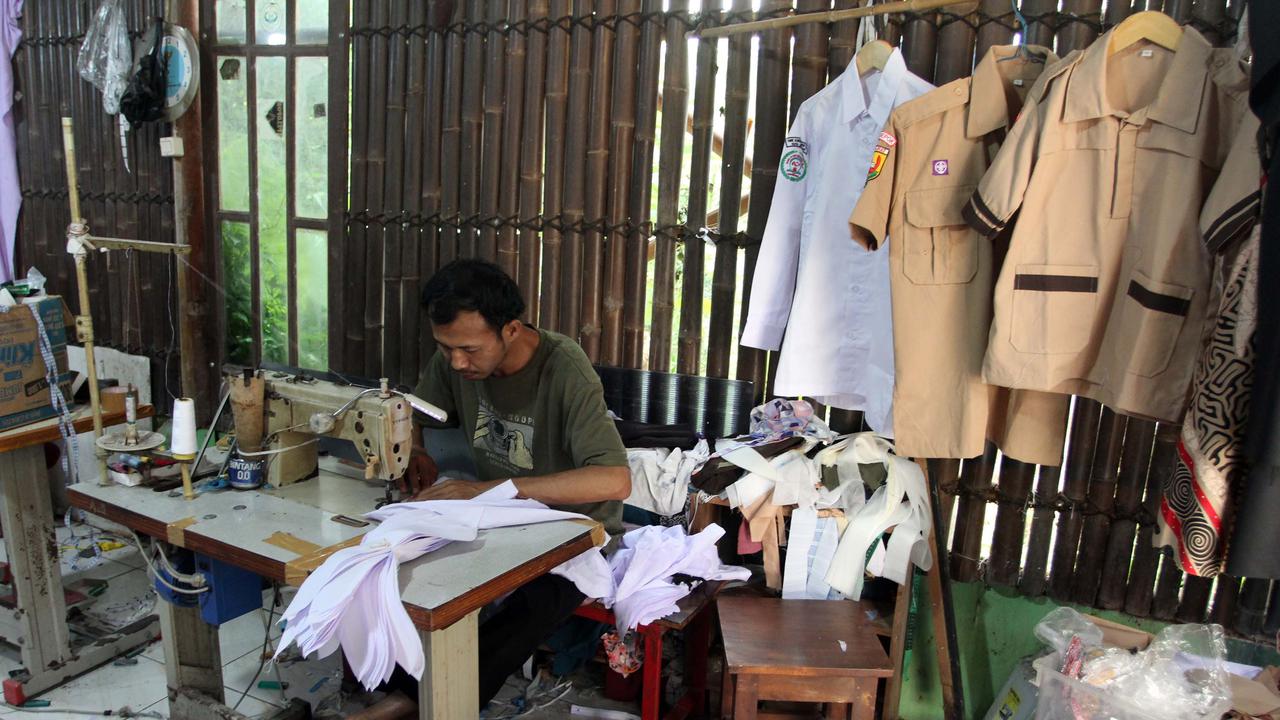 Pesanan Seragam Sekolah di Depok Menurun Jelang Tahun Ajaran