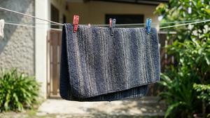 5 Tips Mengeringkan Keset Tebal agar Bagian Dalamnya Tidak Lembap dan Bebas Bau Apek