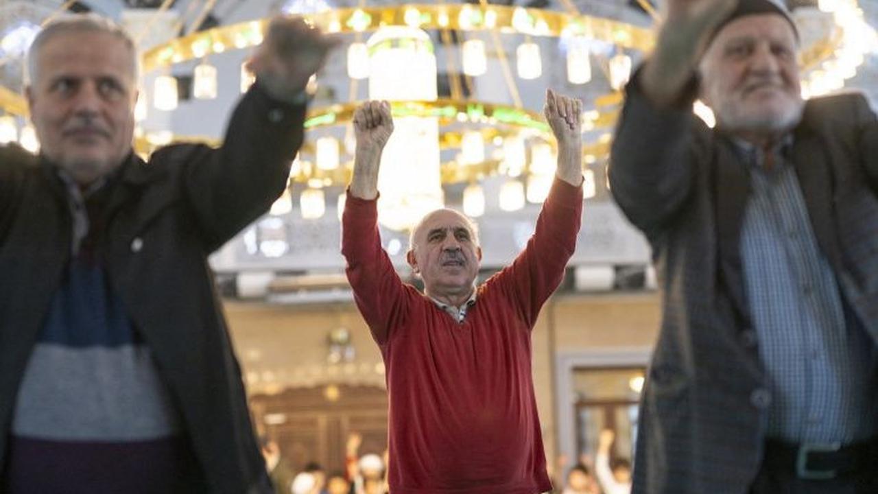 Sejumlah jemaah lanjut usia atau lansia mengikuti kelas kebugaran di sebuah&nbsp;masjid di distrik Bagcilar, Istanbul, pada 8 Februari 2024. Sejak Januari lalu, sebanyak 11 masjid di Istanbul membuka kelas kebugaran untuk jemaah lansia.&nbsp;YASIN AKGUL/A