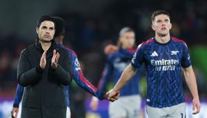 Kegagalan The Gunners meraih kemenangan di markas Brentford membuat tim asuhan Mikel Arteta itu kini hanya unggul empat poin di atas Man City yang berada di posisi kedua dalam klasemen Premier League. (AP Photo/Ian Walton)