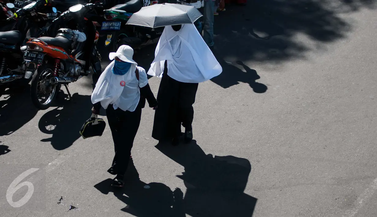 Sejumlah wanita ikut dalam "Aksi Simpatik Menjaga Independensi Hakim" yang akan digelar di Pengadilan Negeri Jakarta Utara, Jumat (28/4). Tujuan aksi untuk mengawal kasus dugaan penistaan agama oleh Ahok. (Liputan6.com/Gempur M Surya)
