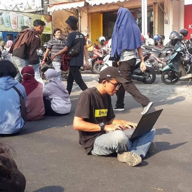 6 Potret Orang Mengerjakan Tugas di Tempat Tak Biasa Ini Bikin Tepuk Jidat