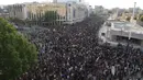 Demonstan berkumpul untuk mengecam kematian George Floyd di Paris, Prancis, Selasa (2/6/2020). Kematian pria kulit hitam George Floyd saat ditangkap oleh polisi Amerika Serikat memicu kemarahan di sejumlah negara. (AP Photo/Michel Euler, File)