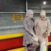 Transformasi tubuh Irish Bella yang kini lebih langsing pun sering menuai pujian dari para penggemarnya. Lewat unggahan mengenakan kebaya ini, Irish Bella terlihat kembali langsing seperti sebelum menikah. (Liputan6.com/IG/@_irishbella_)