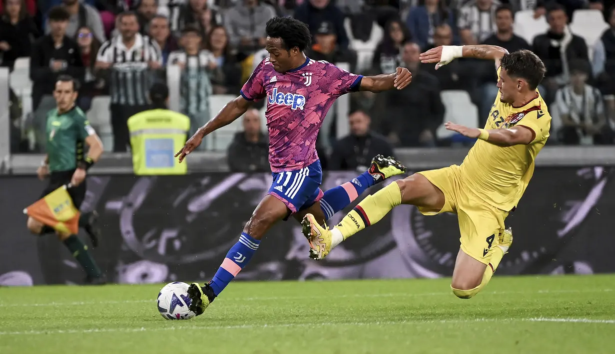 Gelandang Juventus Juan Cuadrado berebut bola dengan bek Bologna Joaquin Sosa pada pekan kedelapan Liga Italia 2022-2023 di Allianz Stadium, Senin (3/10/2022) dini hari WIB. Hasil ini mengakhiri paceklik kemenangan Juventus di Serie A setelah sebelumnya tak pernah menang dalam tiga laga beruntun (2 imbang, 1 kalah). (Marco Alpozzi/LaPresse via AP)