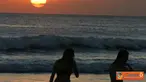 Citizen6, Bali: Para wisatawan bermain di tepi pantai usai menyaksikan sunset. (Pengirim: Erman Subekti)