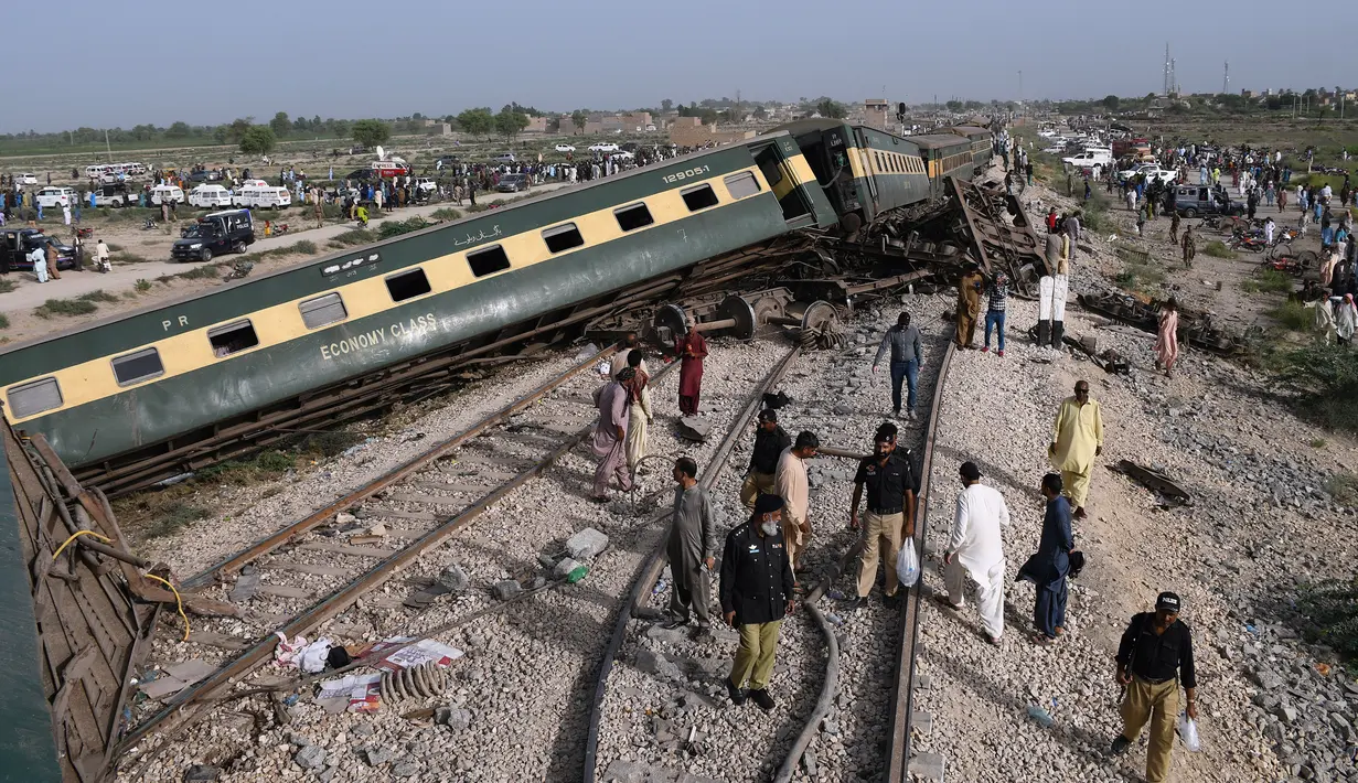 Sepuluh gerbong kereta Hazara Express dilaporkan tergelincir dan terbalik di dekat stasiun kereta Sahara di Nawabshah, sekitar 275 km dari Kota Karachi. Kereta tersebut tengah dalam perjalanan dari Karachi ke Havelian. (AP Photo/Umair Ali)