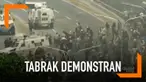 Mobil berlapis baja milik tentara Venezuela menabrak pendemo yang ingin menggulingkan Presiden Maduro.