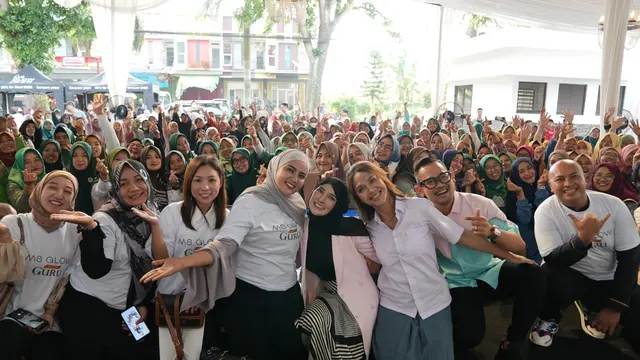 Bunda Corla bersama Gilang Widya Pramana dan Shandy Purnamasari saat berbagi kebahagiaan dengan sejumlah guru honorer dan guru ngaji (ist)