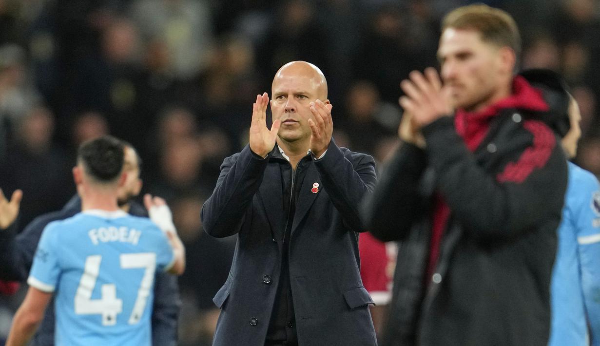 Dengan 17 gol yang telah bersarang di gawang mereka, Skuad asuhan Arne Slot menjadi juara bertahan pertama yang kebobolan sebanyak itu setelah 11 laga Liga Inggris sejak musim 2020/2021. (AP Photo/Jon Super)