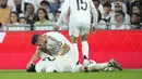 Carvajal mengerang sambil memegang lututnya saat tengkurap di lapangan. Rekan setimnya berusaha menenangkannya sambil meminta pertolongan medis. (AP Photo/Bernat Arnangue)