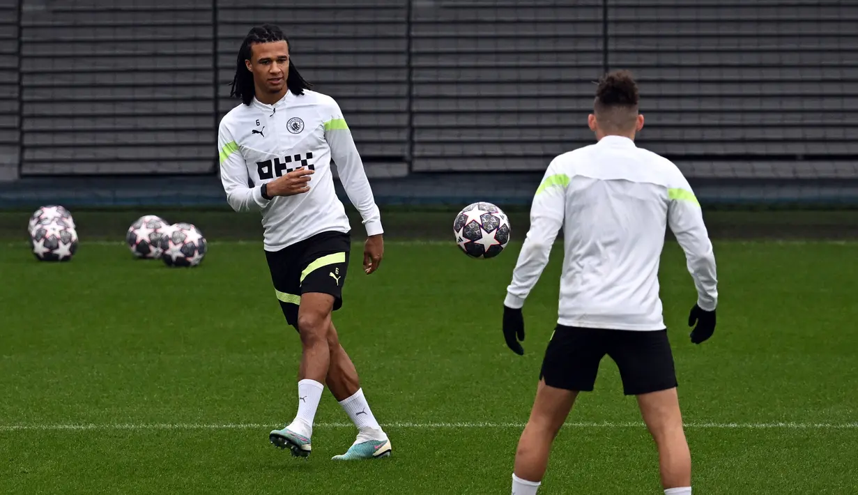 Pemain Manchester City Nathan Ake (kiri) menjalani sesi latihan tim di tempat latihan Manchester City di Manchester, Inggris, 21 Februari 2023. Manchester City akan menghadapi RB Leipzig pada pertandingan sepak bola babak 16 besar Liga Champions. (Paul ELLIS/AFP)