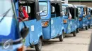 Antrian bajaj BBG saat hendak mengisi bahan bakar di mobile refueling unit (MRU) di kawasan Waduk Pluit, Jakarta, Selasa (16/2/2016). PT Perusahaan Gas Negara (PGN) berencana membangun 60 unit SPBG hingga 2019. (Liputan6.com/Yoppy Renato)