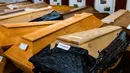 Pemandangan peti mati di ruang duka krematorium di Meissen, Jerman timur, 13 Januari 2021. Banyak di antara peti jenazah itu yang ditutup dengan plastik, diberi tulisan "risiko infeksi", "mendesak", atau hanya bertuliskan "COVID". (JENS SCHLUETER / AFP)