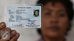 Warga memperlihatkan kartu tanda penduduk (KTP) regularnya di Jakarta, Rabu (21/2015). Kepala Disdukcapil DKI Jakarta, Edison Sianturi mengatakan terhitung mulai Januari 2016 mendatang, KTP reguler akan dinonaktifkan. (Liputan6.com/Immanuel Antonius)