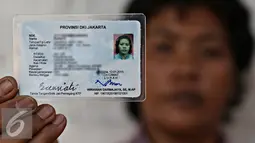 Warga memperlihatkan kartu tanda penduduk (KTP) regularnya di Jakarta, Rabu (21/2015). Kepala Disdukcapil DKI Jakarta, Edison Sianturi mengatakan terhitung mulai Januari 2016 mendatang, KTP reguler akan dinonaktifkan. (Liputan6.com/Immanuel Antonius)