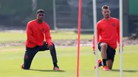 Penyerang MU, Marcus Rashford dan bek Morgan Schneiderlin saat mengikuti latihan di Manchester United Training Ground, Inggris, (14/9). MU akan bertanding pada laga perdana di Liga Europa melawan tim asal Belanda Feyenoord. (Reuters/Ed Sykes)