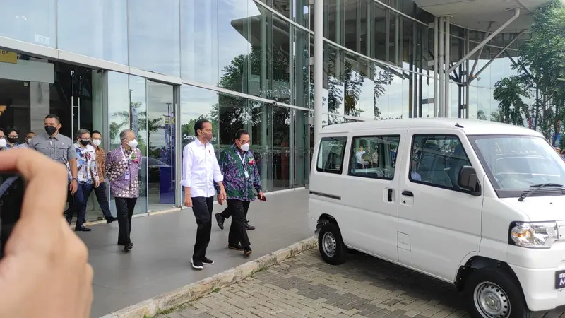 Berkunjung ke GIIAS 2021, Presiden Jokowi Jajal Mobil Listrik Mitsubishi Minicab-MiEV