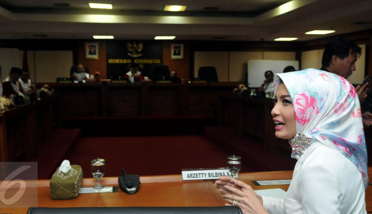 Aktris yang merupakan anggota DPR F-PKB Arzetti Bilbina saat menjalani sidang kode etik di Mahkamah Kehormatan Dewan, Jakarta, Selasa (24/11). Sidang ini terkait kasus penggerebekannya dengan Dandim Sidoarjo di hotel Malang. (Liputan6.com/Johan Tallo)