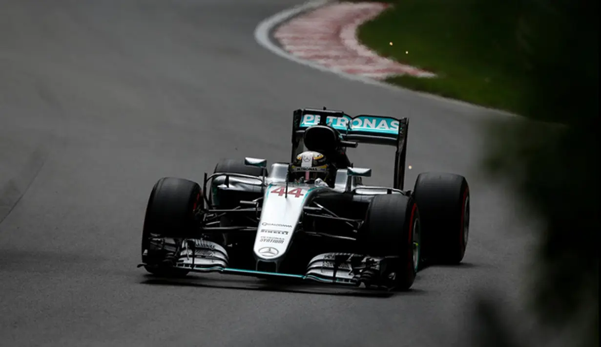 Pebalap Mercedes, Lewis Hamilton, menjadi yang tercepat dalam latihan bebas pertama F1 GP Kanada di Sirkuit Gilles Villeneuve, Kanada, Jumat (10/6/2016). (Bola.com/Twitter/F1)