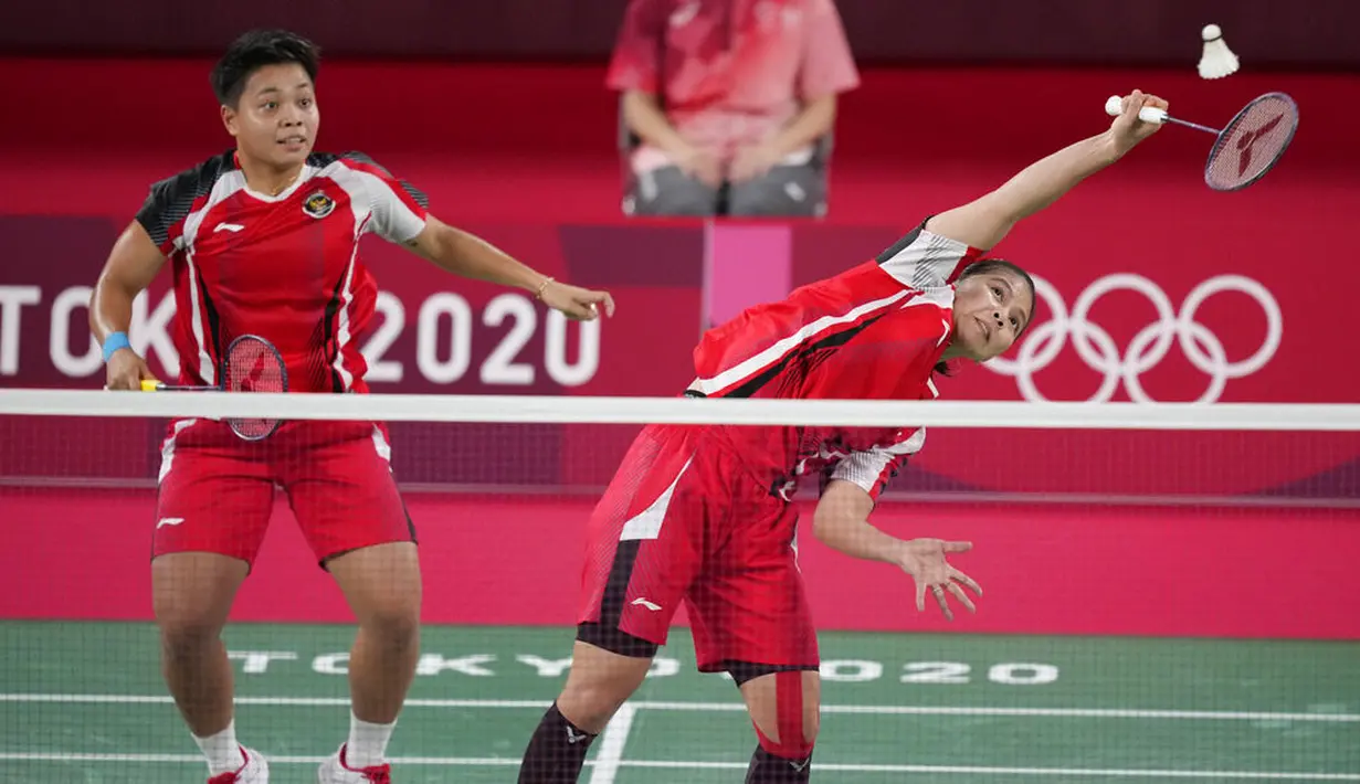 Greysia/Apriyani yang mengincar kemenangan tampil begitu ngotot dengan melancarkan smash bertubi-tubi. Melalui pertarungan sengit akhirnya pasangan Indonesia itu mampu mengunci kemenangan dengan skor 21-19 dan 21-17. (Foto: AP/Dita Alangkara)