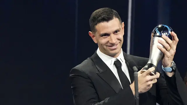 Emiliano Martinez Sabet Gelar Kiper Terbaik FIFA 2022