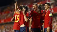 Selebrasi gelandang Timnas Spanyol, Gavi (kiri) dkk setelah mencetak gol pertama ke gawang Timnas Siprus pada laga Grup A Kualifikasi Euro 2024 di Granada, Spanyol, Rabu (13/9/2023) dini hari WIB. (AP Photo/Fermin Rodriguez)