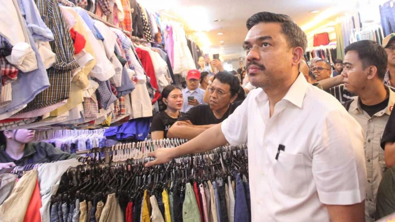 FOTO: Menteri UMKM Tinjau Aktivitas Thrifting di Pasar Senen, Pedagang Sampaikan Aspirasi