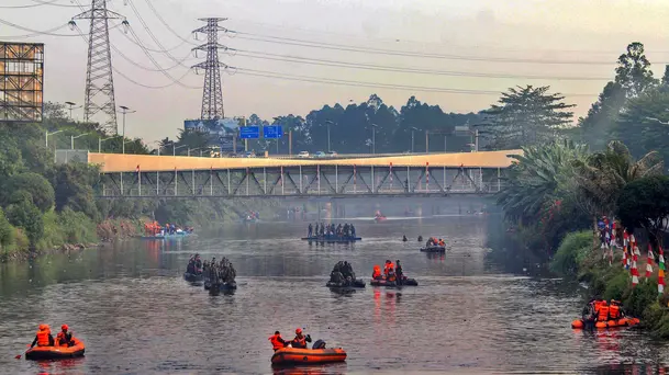 Sambut HUT RI ke 81 TNI Polri Bersihkan Sampah di Kanal Banjir Barat