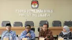 Plt Gubernur DKI Jakarta, Sumarsono didampingi Ketua KPU Jakarta Sumarno memberikan keterangan usai silaturahmi di kantor KPU DKI Jakarta, Jumat (28/10). Sumarsono melakukan koordinasi terkait pelaksanaan Pilkada DKI 2017. (Liputan6.com/Immanuel Antonius)