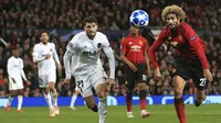 Gelandang Manchester United, Marouane Fellaini, berusaha melewati pemain Valencia pada laga Liga Champions di Stadion Old Trafford, Selasa (2/10/2018). Manchester United ditahan 0-0 oleh Valencia. (AP/Jon Super)