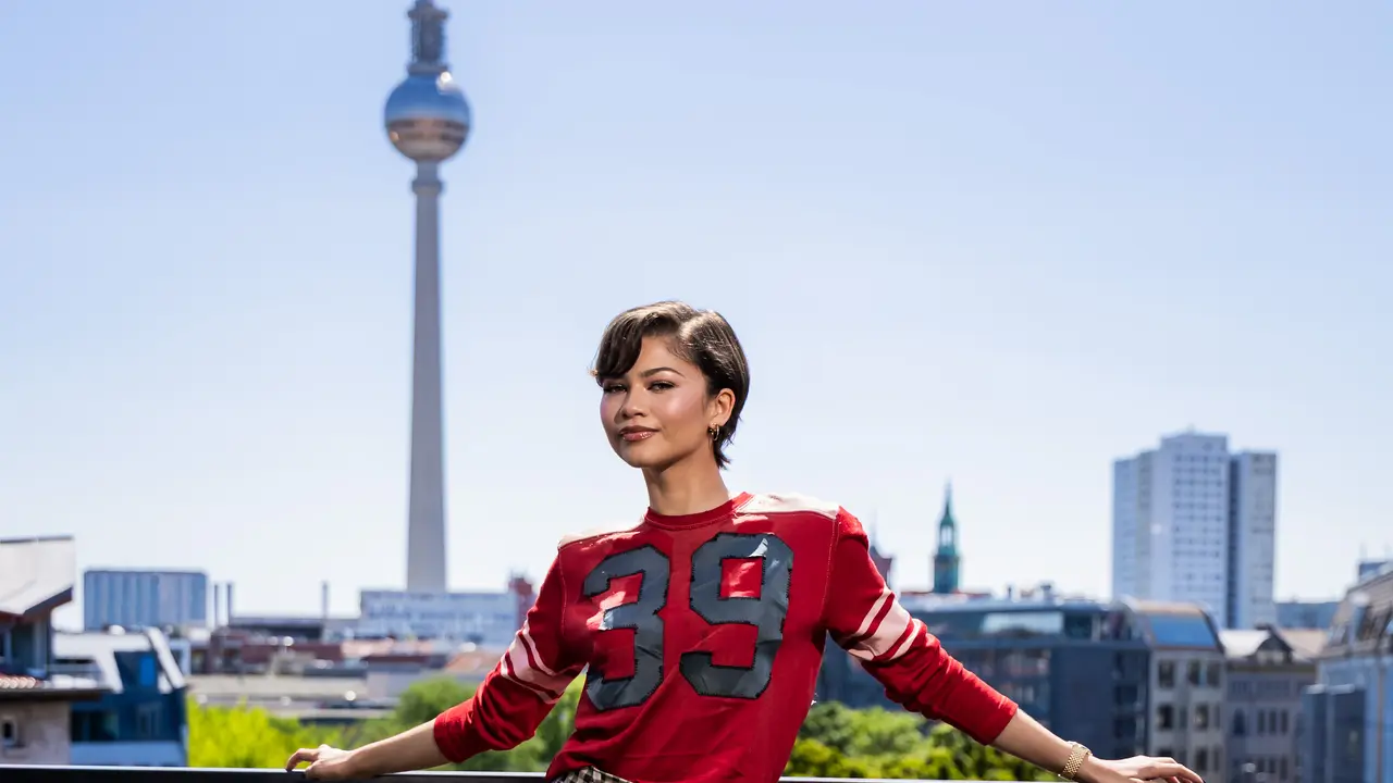 Bareng Suami, Gaya Sporty Chic Zendaya dengan Coach Fall 2026 Saat Promosikan Spider-Man: Brand New Day di Berlin