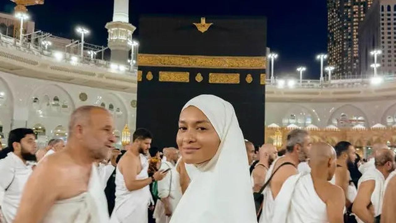 Potret Manis Hana Malasan saat Umrah Bareng Keluarga Sean Gelael Gaya Hijabnya Bikin Pangling