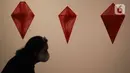 Pengunjung melintas di depan karya seni instalasi dalam pameran bertajuk The Soul Trembles di Museum Modern and Contemporary Art in Nusantara (MACAN), Jakarta, Selasa (3/01/2023). Pameran tunggal karya perupa asal Jepang, Chiharu Shiota itu akan dibuka untuk publik mulai 26 November 2022 hingga 20 April 2023. (Liputan6.com/Herman Zakharia)