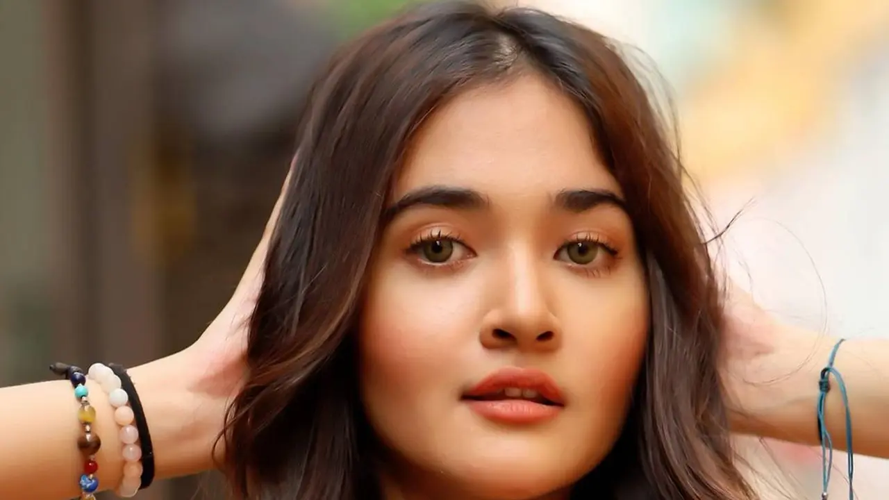 Gaya Foto Jasmine Suratie saat Pegang Rambut Ini Tampil Makin Memesona