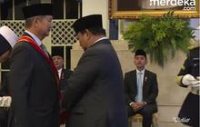 VIDEO: Detik-detik Prabowo Anugerahi Sang Adik Hashim Bintang Maha Putra Utama, Tarik Tangan Bersalaman