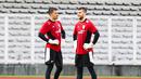 <p>Emil Audero (kiri) dan Maarten Paes (kanan) terlihat sedang bercengkrama saat sesi latihan Timnas Indonesia di Stadion Madya, Gelora Bung Karno, Jakarta, Sabtu (22/3/2025).</p>
