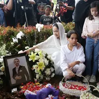 Pemakaman Ashraf Sinclair (Bambang E Ros/Fimela.com)