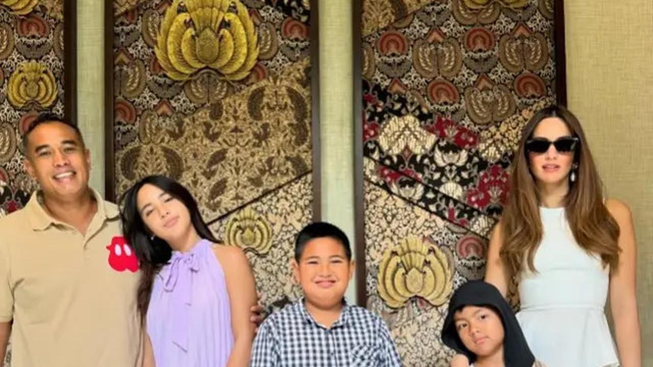 Model Kacamata Hitam Kekinian ala Nia Ramadhani, Referensi untuk Tampil Elegan &amp; Modis di Setiap Momen
