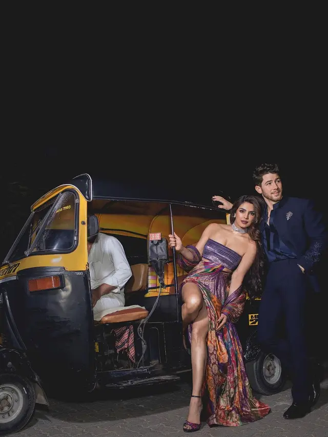 Gaya Priyanka Chopra Pulang ke India Didampingi Nick Jonas, Glamor Dibalut Sheer Dress hingga Sari