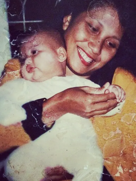 Wanita kelahiran Makassar 16 Mei 1997 ini pun pernah membagikan foto masa kecilnya bersama sang ibu. (Liputan6.com/IG/@indahpermatas)