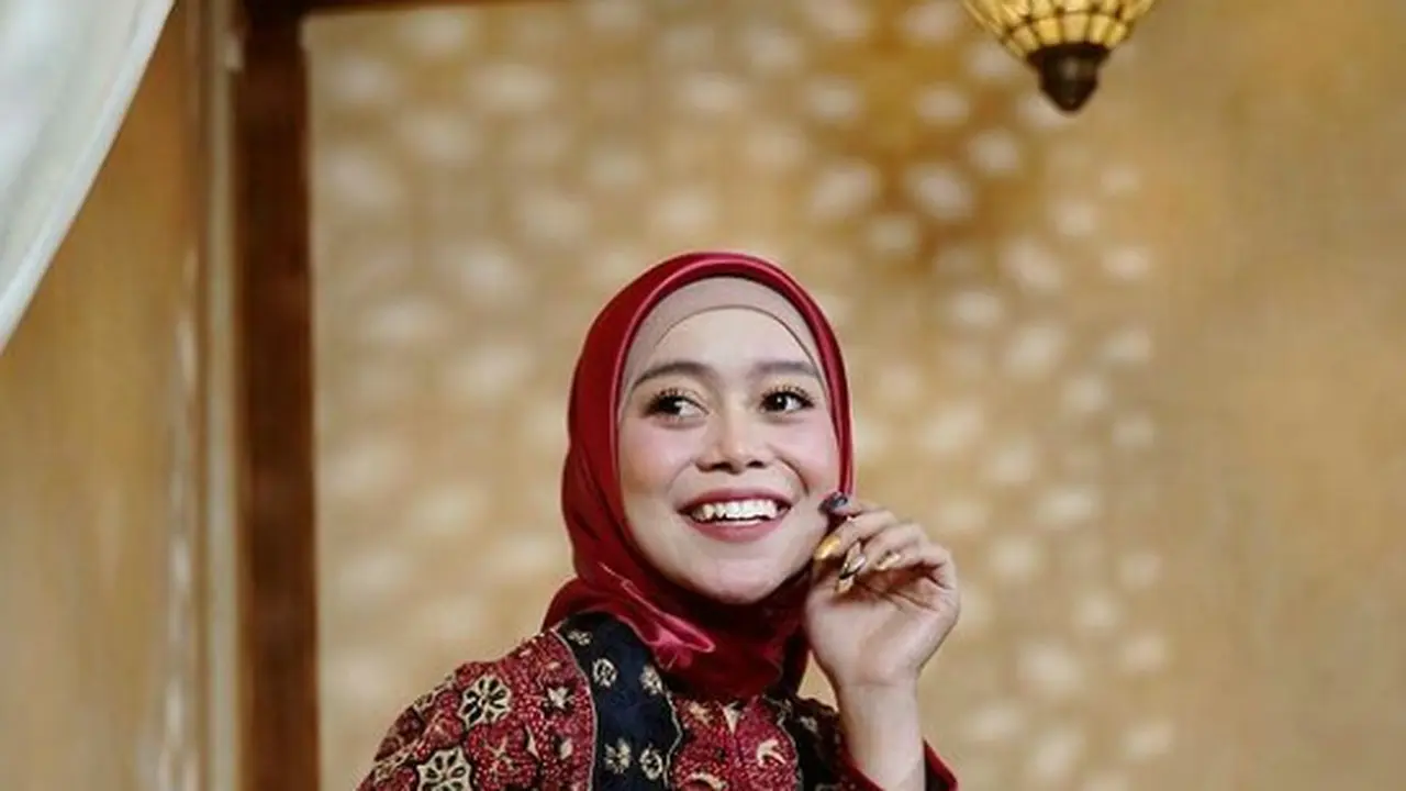 7 Gaya Hijab Segi Empat Trend Terbaru ala Seleb Tanah Air, Aurel-Lesti Kejora