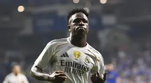 Vinicius Junior dari Real Madrid merayakan setelah memberi assist kepada rekannya, Kylian Mbappe, untuk mencetak gol dalam laga La Liga antara Real Oviedo dan Real Madrid di Stadion Carlos Tartiere, Oviedo, Spanyol, Minggu, 24 Agustus 2025. (AP Photo/Miguel Oses)