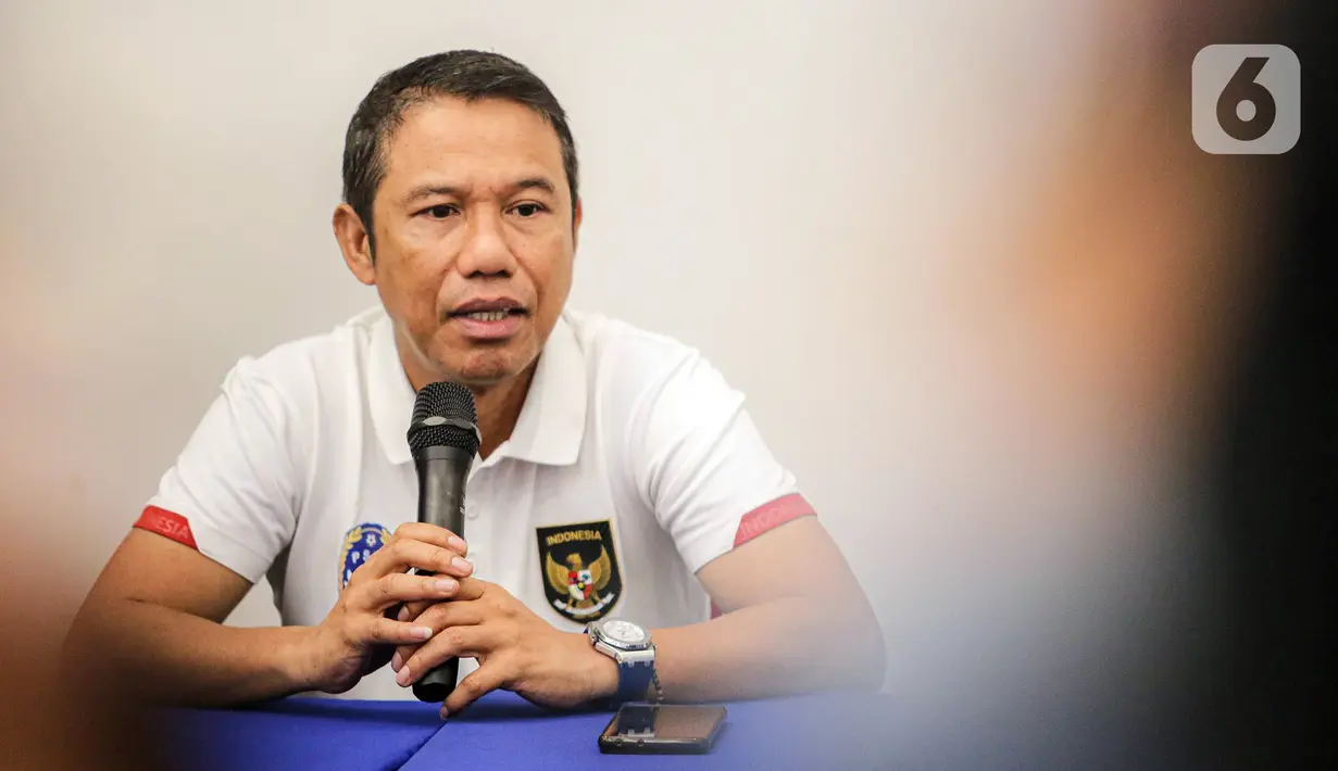Sekretaris Jenderal PSSI Yunus Nusi menyampaikan keterangan pers terkait tragedi kerusuhan Stadion Kanjuruhan Malang di Stadion Madya, Jakarta, Minggu (2/10/2022). Selain denda, PSSI juga akan memberikan sanksi tidak bisa menjadi tuan rumah dalam beberapa laga. (Liputan6.com/Faizal Fanani)