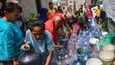 Warga terdampak kekeringan mendapatkan bantuan air bersih yang disalurkan PMI di Rawa Geni, Cipayung, Kota Depok, Rabu, 2 September 2026. (KLY/ Arie Basuki).