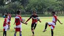 Anak-anak usia di bawah 14 tahun yang tergabung dalam Imran Soccer Academy (ISA) berlatih di Lapangan Kampus Trisakti, Ciangsana, Gunung Putri, Bogor. (Bolacom/Arief Bagus)