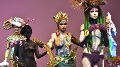 Model berpose saat mengikuti  kompetisi seni tubuh di International "Crystal Angel" Festival of Hairdressing ke-15 di Kiev (22/4). Kompetisi ini diikuti dari berbagai negara, seperti Ukraina, Prancis, Italia, Yunani dan lain-lain. (AFP/Sergei Supinsky)