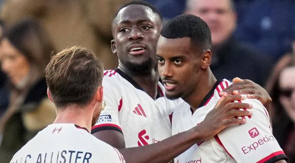 Pemain Liverpool, Alexander Isak (kanan) merayakan gol bersama rekan-rekannya dalam laga Liga Inggris 2025/2026 melawan West Ham di London Stadium, London, Inggris, Minggu (30/11/2025) waktu setempat. (AP Photo/Kirsty Wigglesworth)