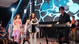Aksi duet Momo Geisha dan Vierratale saat tampil di Malang, Jawa Timur. (Foto: YouTube/
Momo Youtube Channel)